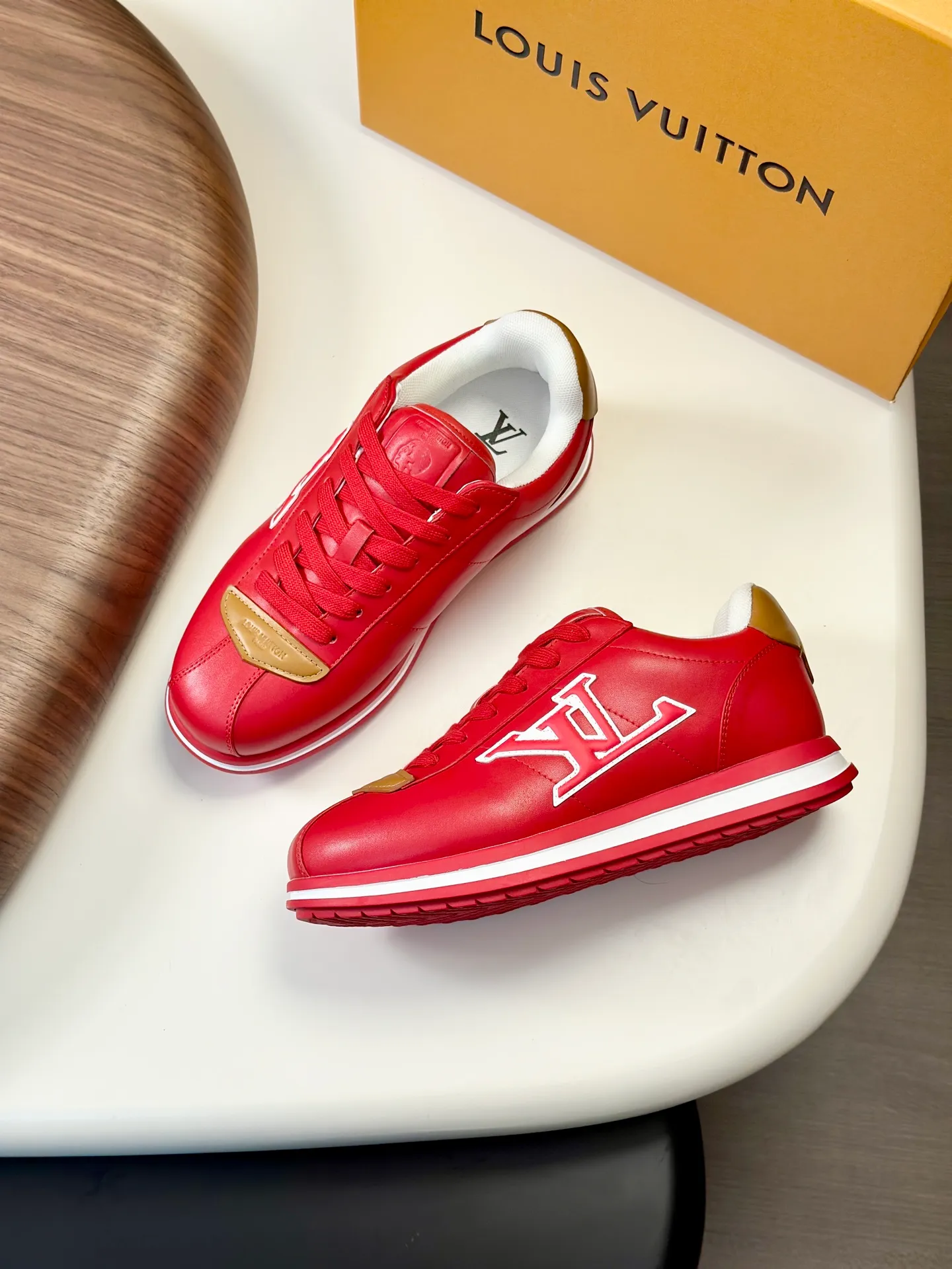 Factory direct sale ¥700💰Full set of packaging💰Top version LV-Louis Vuitton-Classic catwalk new style 1:1 developed replica of the original version! ! The upper foot is very comfortable. It is made of luxurious materials and fine workmanship. The midsole is printed with English letters "Made in Europe". The upper is made of calfskin imported from Italy. The side is decorated with the brand's LOGO and signature. The latest latex foot pads and mesh lining make the foot feel super comfortable. The original two-color TPU combination outsole is specially provided by the original factory. Bag technology Goodyear stitched edges Fabric: Exclusive custom first-layer cowhide Accessories: Exclusive private model Vuitton logo, lining: Customized silk mesh lining - first-layer silk cowhide lining Outsole: TPU combination outsole wear-resistant, non-slip and anti-yellowing Foot pads: new latex pads-mesh sweat-absorbent Counter technology: fully computerized sewing machine wire drawing Toe box back cover Hot and cold shaping Full set of pull-top last with medium and low logo pattern Counter packaging - Shoelaces, certificates, cards, instructions, certificates of quality, dust bags, the most comprehensive packaging on the Internet, men's size 339-44 (38/45 custom-made, non-refundable!